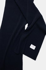 Close-up top view of the FTC Cashmere scarf navy showing wide rib knit pattern and large woven label, soft pure cashmere.

Description: <p>An elegant, sustainably produced accessory for cold days: This scarf with rib knit pattern by FTC is made of luxurio