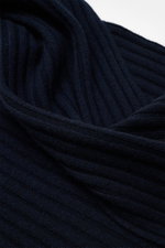 Close-up top view of the FTC Cashmere scarf navy showing its wide rib knit pattern and soft texture in deep navy blue.

Description: 
<p>An elegant, sustainably produced accessory for cold days: This scarf with rib knit pattern by FTC is made of luxurious