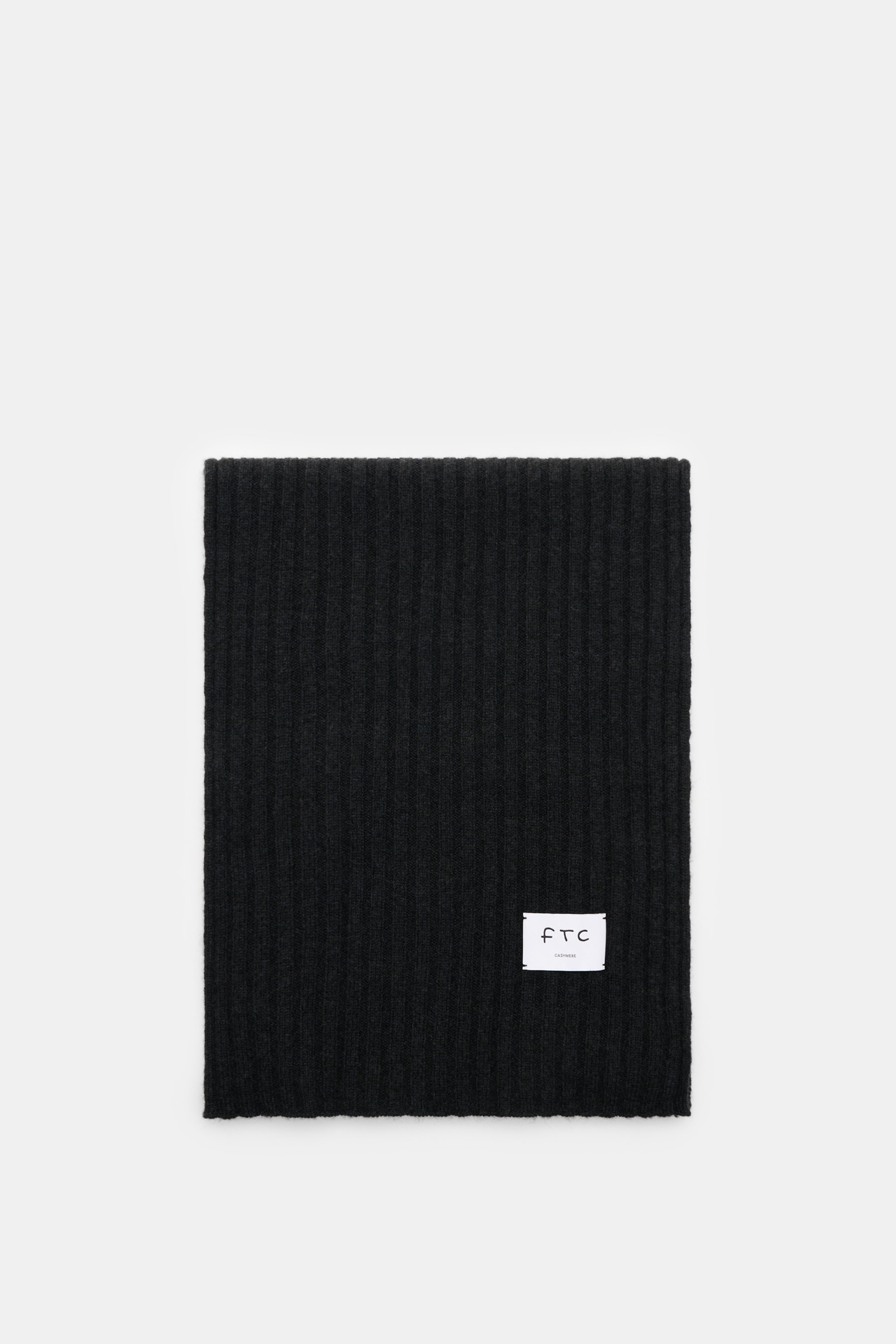 FTC Cashmere Schal anthrazit, von oben fotografiert, zeigt breites Rippstrickmuster, weicher Griff, reiner Fair Trade Cashmere, Logo-Weblabel, ca. 185x36 cm.