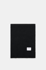 Top-down view of FTC Cashmere scarf anthracite in wide rib knit pattern with logo label, soft pure cashmere, approx. 185x36 cm.

<p>An elegant, sustainably produced accessory for cold days: This scarf with rib knit pattern by FTC is made of luxurious, pur