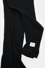 Close-up front view of FTC Cashmere scarf anthracite with wide rib knit pattern and large woven logo label.

Description:  
<p>An elegant, sustainably produced accessory for cold days: This scarf with rib knit pattern by FTC is made of luxurious, pure fai