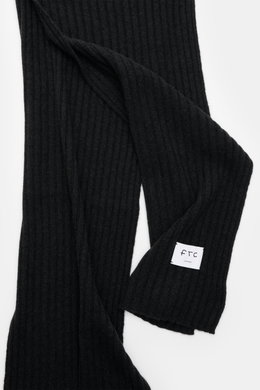 Close-up front view of FTC Cashmere scarf anthracite with wide rib knit pattern and large woven logo label.

Description:  
<p>An elegant, sustainably produced accessory for cold days: This scarf with rib knit pattern by FTC is made of luxurious, pure fai