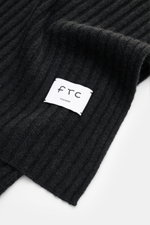 Close-up top view of FTC Cashmere scarf anthracite in wide rib knit pattern with large white woven logo label, soft pure cashmere.

<p>An elegant, sustainably produced accessory for cold days: This scarf with rib knit pattern by FTC is made of luxurious, 