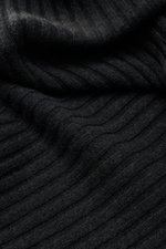 Alt tag (125 characters max): Close-up top view of FTC Cashmere scarf anthracite showing soft, rib knit pattern and fine cashmere texture.

Additional description: 
<p>An elegant, sustainably produced accessory for cold days: This scarf with rib knit patt