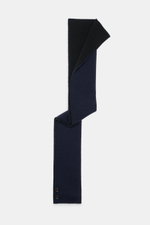 Moorer Cashmere Schal navy/schwarz, schmal, doppellagig aus reinem Cashmere mit feinem Strickbild, zwei Hornknöpfen, frontal fotografiert.
