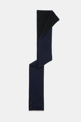 Moorer Cashmere Schal navy/schwarz, schmal, doppellagig aus reinem Cashmere mit feinem Strickbild, zwei Hornknöpfen, frontal fotografiert.