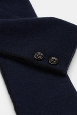 Moorer Cashmere Schal navy/schwarz aus feinem, doppellagigem Cashmere mit zwei Hornknöpfen, Detailansicht von schräg oben, weich und edel.