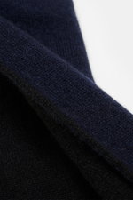 Nahaufnahme des Moorer Cashmere Schal navy/schwarz mit feinem, doppellagigem Strick aus reinem Cashmere, zweifarbiger Optik, zwei Hornknöpfen.