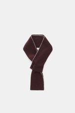 Front view of Moorer Cashmere scarf bordeaux/grey, slim and double-layered with two horn buttons, fine knit pattern, soft touch.

Description: <p>This slim, warming scarf in luxurious, double-layered cashmere quality from MOORER is an indispensable compan