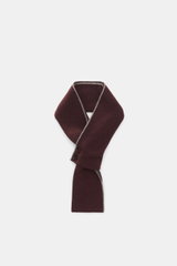 Front view of Moorer Cashmere scarf bordeaux/grey, slim and double-layered with two horn buttons, fine knit pattern, soft touch.

Description: <p>This slim, warming scarf in luxurious, double-layered cashmere quality from MOORER is an indispensable compan
