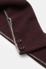 Close-up top view of Moorer Cashmere scarf bordeaux/grey showing double-layered fine knit, two horn buttons, and soft texture.

<p>This slim, warming scarf in luxurious, double-layered cashmere quality from MOORER is an indispensable companion for your el
