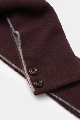 Close-up top view of Moorer Cashmere scarf bordeaux/grey showing double-layered fine knit, two horn buttons, and soft texture.

<p>This slim, warming scarf in luxurious, double-layered cashmere quality from MOORER is an indispensable companion for your el