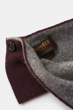 Close-up top view of the Moorer Cashmere scarf bordeaux/grey showing its double-layered knit with two horn buttons and label.

Description: <p>This slim, warming scarf in luxurious, double-layered cashmere quality from MOORER is an indispensable companion