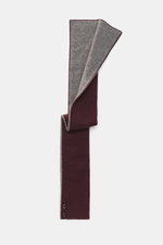 Top view of the Moorer Cashmere scarf bordeaux/grey, slim with two-tone double-layered cashmere, fine knit, soft touch, two buttons.

Description: 
<p>This slim, warming scarf in luxurious, double-layered cashmere quality from MOORER is an indispensable c