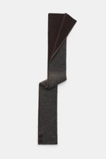 Top-down view of the Moorer Cashmere scarf dark grey/dark brown, slim and double-layered with a fine knit pattern and two horn buttons.

Additional description:  
<p>This slim, warming scarf in luxurious, double-layered cashmere quality from MOORER is an 