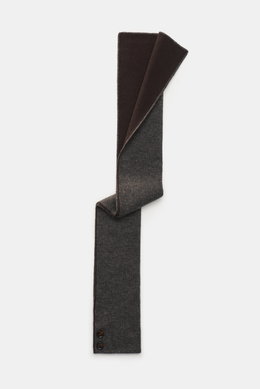 Top-down view of the Moorer Cashmere scarf dark grey/dark brown, slim and double-layered with a fine knit pattern and two horn buttons.

Additional description:  
<p>This slim, warming scarf in luxurious, double-layered cashmere quality from MOORER is an 
