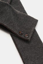 Close-up top view of the Moorer Cashmere scarf dark grey/dark brown showing fine knit pattern, soft texture, and two horn buttons.

<p>This slim, warming scarf in luxurious, double-layered cashmere quality from MOORER is an indispensable companion for you