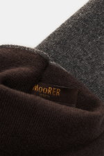 Close-up top-down view of the Moorer Cashmere scarf dark grey/dark brown showing fine knit texture and label.

Description: <p>This slim, warming scarf in luxurious, double-layered cashmere quality from MOORER is an indispensable companion for your elegan