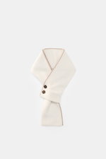 Moorer Cashmere scarf cream/taupe shown from above, narrow and warming with double-layered pure cashmere, soft touch, fine knit, two-tone and two horn buttons.