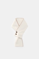 Moorer Cashmere scarf cream/taupe shown from above, narrow and warming with double-layered pure cashmere, soft touch, fine knit, two-tone and two horn buttons.