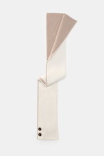Moorer Cashmere scarf cream/taupe shown from top-down, narrow, warming double-layered cashmere with fine knit, two-tone cream and taupe, two horn buttons, approx. 76 cm x 19 cm.

<p>This narrow, warming scarf in luxurious, double-layered cashmere quality 