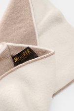 Close-up top view of the Moorer Cashmere scarf cream/taupe showing its fine knit pattern, two-tone cream and taupe colors, and label.

<p>This narrow, warming scarf in luxurious, double-layered cashmere quality by MOORER is an indispensable companion for 