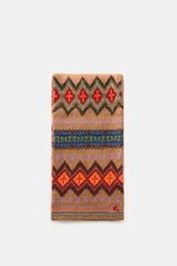 Gefalteter Polo Ralph Lauren Schal hellbraun/rot/orange gemustert mit Fair-Isle Strickmuster, RL-Stickung, aus Wolle, Baumwolle, Leinen, frontal fotografiert.
