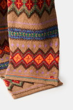 Polo Ralph Lauren Schal hellbraun/rot/orange gemustert mit Fair-Isle-Strickmuster, feiner Struktur, RL-Stitching, Nahaufnahme von oben.