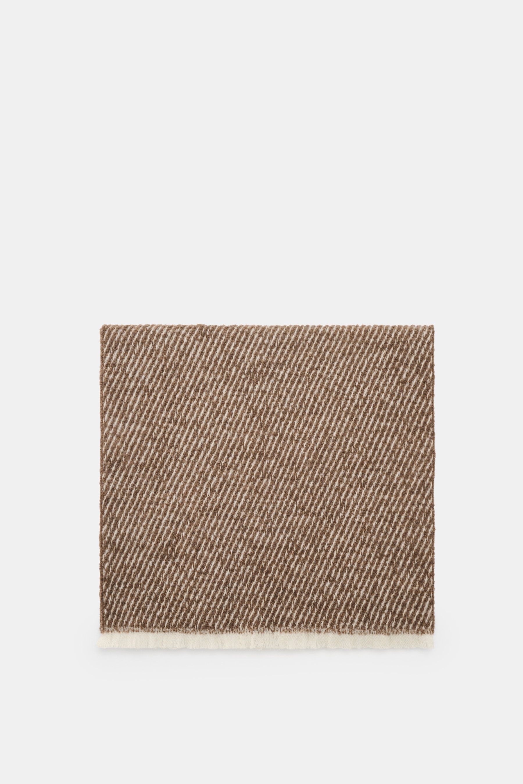 04651/ A trip in a bag Schal 'Fancy Twill' graubraun/creme, frontale Aufnahme des Schals mit grober Twill-Struktur, schmaler Fransenkante, Mix aus Schurwolle, Baby-Alpaka, Microfaser, weich, ca. 180x48 cm.