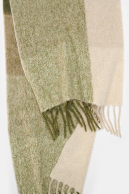 Close-up front view of 04651/ A trip in a bag Scarf 'Color Block Scarf' green melange/beige/cream with fringed hem, soft alpaca, virgin wool blend.

Additional description:  
<p>Essential winter must-have: The elegant scarf by 04651/ A TRIP IN A BAG becom