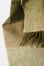 Close-up side view of the 04651/ A trip in a bag Scarf 'Color Block Scarf' green melange/beige/cream showing soft, slightly breathable alpaca, virgin wool, and microfiber blend with fringed hem.

Description: 
<p>Essential winter must-have: The elegant sc