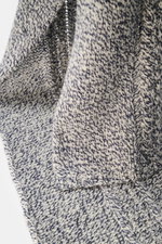 Close-up front view of the 04651/ A trip in a bag Scarf offwhite/navy melange showing soft, coarse and cable knit pattern in virgin wool and cashmere blend.

Winter casualness: The scarf by 04651/ A TRIP IN A BAG stylishly completes sophisticated looks wi