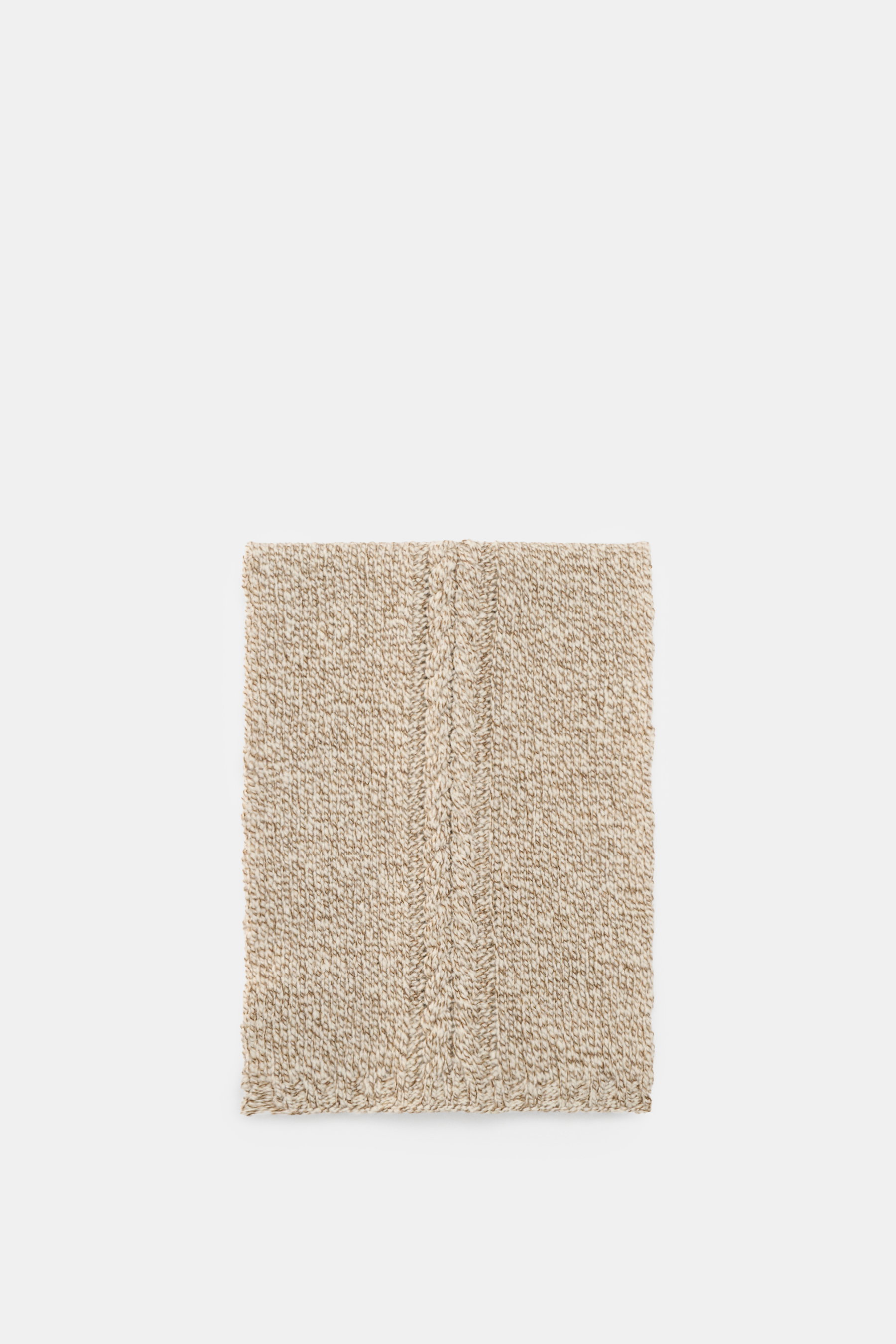 04651/ A trip in a bag Schal creme/beige meliert, grob gestrickt mit Zopfstrickmuster, weich, warm, aus Schurwolle und Cashmere, flach liegend fotografiert.