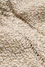 Close-up front view of 04651/ A trip in a bag Scarf cream/beige melange showing coarse and cable knit patterns with soft texture.

<p>Winter casualness: The scarf by 04651/ A TRIP IN A BAG stylishly completes sophisticated looks with a soft feel and pleas