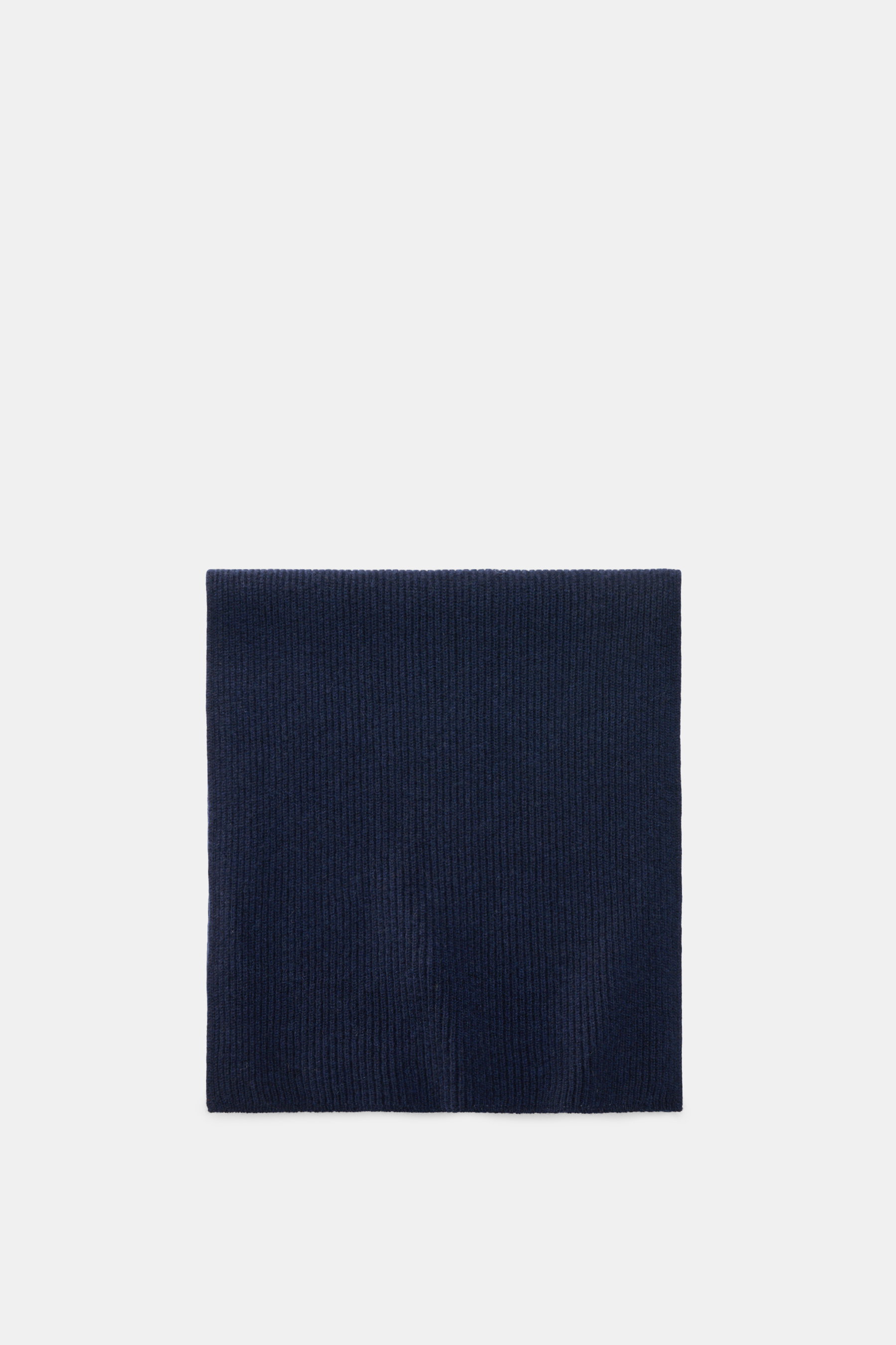Frontale Nahaufnahme des 04651/ A trip in a bag Cashmere Schal navy aus reinem Cashmere mit klassischem Patentstrick, Maße ca. 162x32 cm.