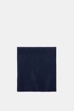 Frontale Nahaufnahme des 04651/ A trip in a bag Cashmere Schal navy aus reinem Cashmere mit klassischem Patentstrick, Maße ca. 162x32 cm.