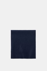 Frontale Nahaufnahme des 04651/ A trip in a bag Cashmere Schal navy aus reinem Cashmere mit klassischem Patentstrick, Maße ca. 162x32 cm.