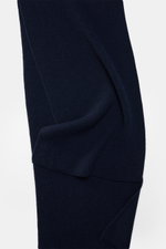 Detailaufnahme des 04651/ A trip in a bag Cashmere Schal navy aus reinem Cashmere-Rippstrick, weicher Griff, klassisches Patentstrickmuster, liegend fotografiert.