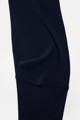Detailaufnahme des 04651/ A trip in a bag Cashmere Schal navy aus reinem Cashmere-Rippstrick, weicher Griff, klassisches Patentstrickmuster, liegend fotografiert.