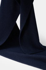 Nahaufnahme des 04651/ A trip in a bag Cashmere Schal navy aus reinem Cashmere-Rippstrick in klassischem Patentmuster, weich, Made in Italy.