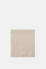 04651/ A trip in a bag Cashmere Schal taupe, klassisch im Patentstrickmuster, aus weichem reinem Cashmere, frontal flach liegend fotografiert.