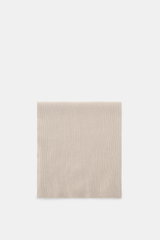 04651/ A trip in a bag Cashmere Schal taupe, klassisch im Patentstrickmuster, aus weichem reinem Cashmere, frontal flach liegend fotografiert.