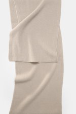 Gefalteter 04651/ A trip in a bag Cashmere Schal taupe aus reinem Cashmere mit klassischem Patentstrickmuster, weich und fein, frontal fotografiert.