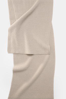 Gefalteter 04651/ A trip in a bag Cashmere Schal taupe aus reinem Cashmere mit klassischem Patentstrickmuster, weich und fein, frontal fotografiert.