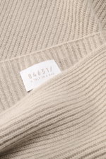 04651/ A trip in a bag Cashmere Schal taupe, Detailaufnahme von feinem, klassischem Patentstrick aus reinem Cashmere mit Label, sehr weich, 162x32 cm, Made in Italy.
