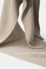 04651/ A trip in a bag Cashmere Schal taupe aus reinem Cashmere in klassischem Patentstrick, Nahaufnahme seitlich hängend.