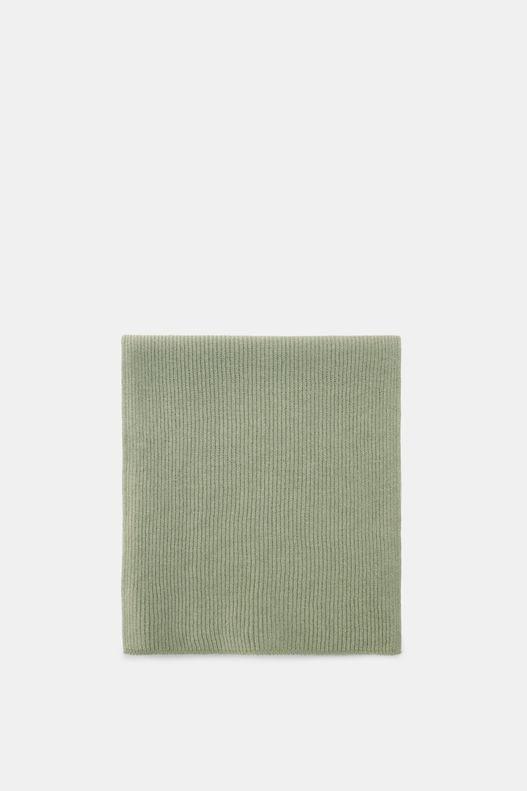 04651/ A trip in a bag Cashmere Schal salbei, klassisch patentgestrickt, reiner Cashmere, weich, feines Strickbild, flach von oben fotografiert, ca. 162x32 cm, Made in Italy