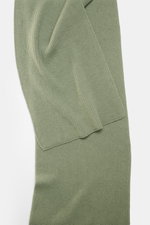 Nahaufnahme des salbeigrünen 04651/ A trip in a bag Cashmere Schal salbei aus reinem Cashmere-Rippstrick in klassischem Patentmuster, weich und edel, flach liegend fotografiert.