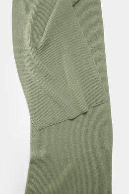 Nahaufnahme des salbeigrünen 04651/ A trip in a bag Cashmere Schal salbei aus reinem Cashmere-Rippstrick in klassischem Patentmuster, weich und edel, flach liegend fotografiert.