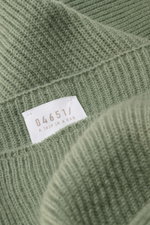 Nahaufnahme des 04651/ A trip in a bag Cashmere Schal salbei, fotografiert von oben, zeigt feines Patentstrickmuster aus reinem Cashmere.